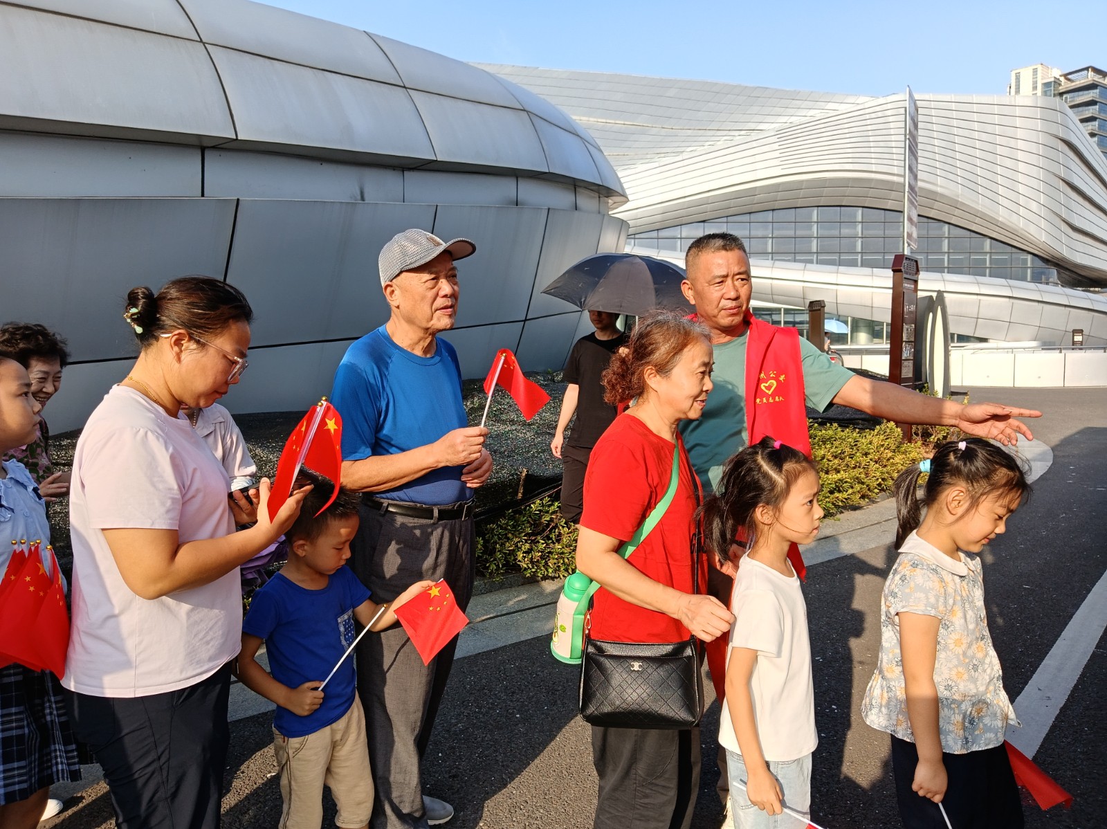 節日我在崗｜衢州公交人日夜堅守，以“志愿紅”繪就古城溫暖出行路